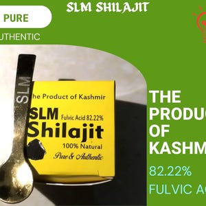 Könnte beinhalten: Eine gelbe Schachtel mit dem Text "SLM Shilajit" und "The Product of Kashmir" darauf. Die Schachtel trägt außerdem die Aufschrift "Fulvic Acid 82.22%" und "100% Natural Pure & Authentic". Im Vordergrund befindet sich ein goldener Löffel.