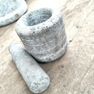 Stenmortel och mortelstötset: Naturlig traditionell kryddkvarn (6,5 cm)