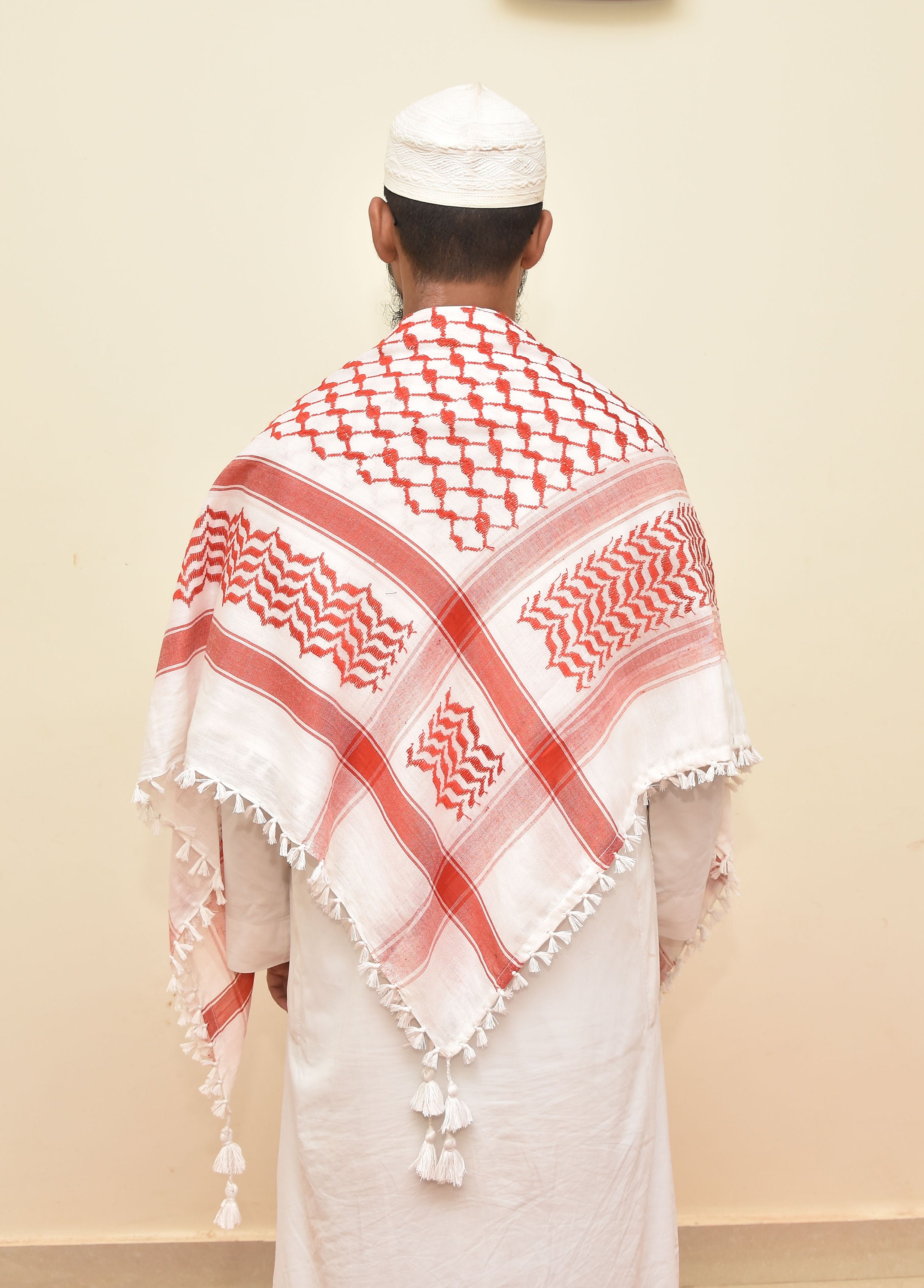 赤と白のパレスチナのクーフィーヤ スカーフ：伝統的なアラブの