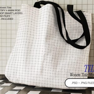 Könnte beinhalten: Weißer gewebter Tote Bag Mockup mit schwarzen Griffen. Die Tasche ist 45,7 cm x 45,7 cm groß und liegt auf einer gefliesten Oberfläche. Der Text "TILES Woven Tote Mockup .PSD + .PNG FILES" befindet sich am unteren Rand des Bildes.
