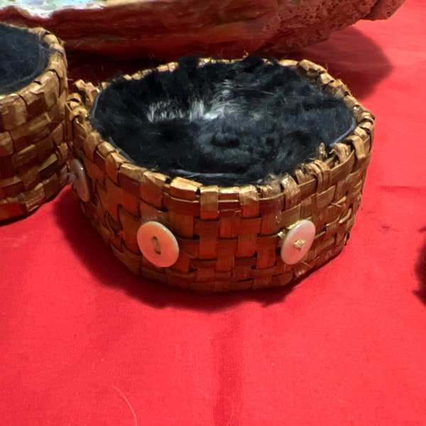 Manchette en écorce de cèdre rouge avec boutons en ormeau et doublure en fourrure de lapin
