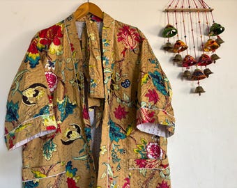Handgemaakte bloemenkantha kimono-badjas: gewatteerde katoenen bedekking