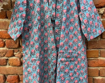 Kimono de algodão com estampa floral artesanal: robe Kantha curto acolchoado