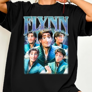 Puede incluir: Camiseta negra con un gráfico de Flynn Rider de la película Enredados. El diseño incluye múltiples imágenes del personaje y el texto "Flynn Rider" en una fuente estilizada. La camiseta tiene un corte holgado.