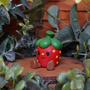 Kleiner Erdbeerschreibtisch Buddy - Handgemachte Kreation aus Polymer Clay