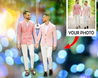 Puede incluir: Dos personas con chaquetas rosas y pantalones blancos se toman de la mano. La imagen es un recorte para un adorno personalizado. "Tu foto" está escrito debajo de la imagen.