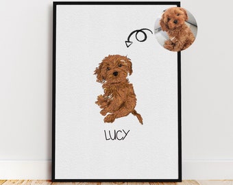 Puede incluir: Una impresión enmarcada con una ilustración de un cachorro marrón con el nombre "LUCY" en una fuente manuscrita. Una pequeña foto del cachorro está en la esquina superior derecha. La obra de arte está sobre un fondo blanco texturizado.