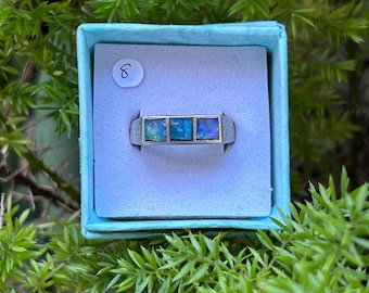 Coober Pedy Unisex 3 Opal Setting Ring - Multicoloured Opals with Sparkles and Patterns N0595 - Size 8