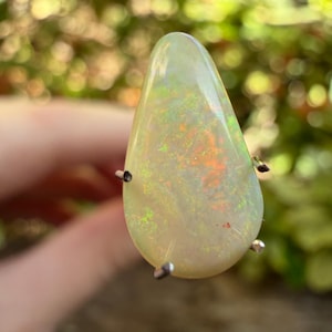 Lightning Ridge Opal Solid - 1.6 carats High Grade - White Opal with Multicoloured Flashes NO1874