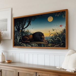 Puede incluir: Una pintura enmarcada de un león acostado en un exuberante entorno de bosque verde bajo una luna llena. La pintura tiene un cielo azul oscuro con una luna amarilla brillante y algunas flores rojas.
