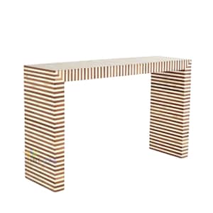 Puede incluir: Una consola rectangular con un patrón de rayas marrones y crema. La mesa tiene una parte superior larga y plana y dos patas rectangulares. El patrón de rayas es consistente en la parte superior y las patas, creando un diseño cohesivo.