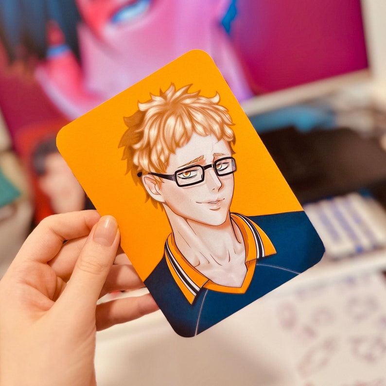 Puede incluir: Una impresi&oacute;n art&iacute;stica rectangular naranja que presenta un personaje masculino con cabello rubio, gafas y una camisa azul y naranja. La ilustraci&oacute;n es de estilo manga o anime.