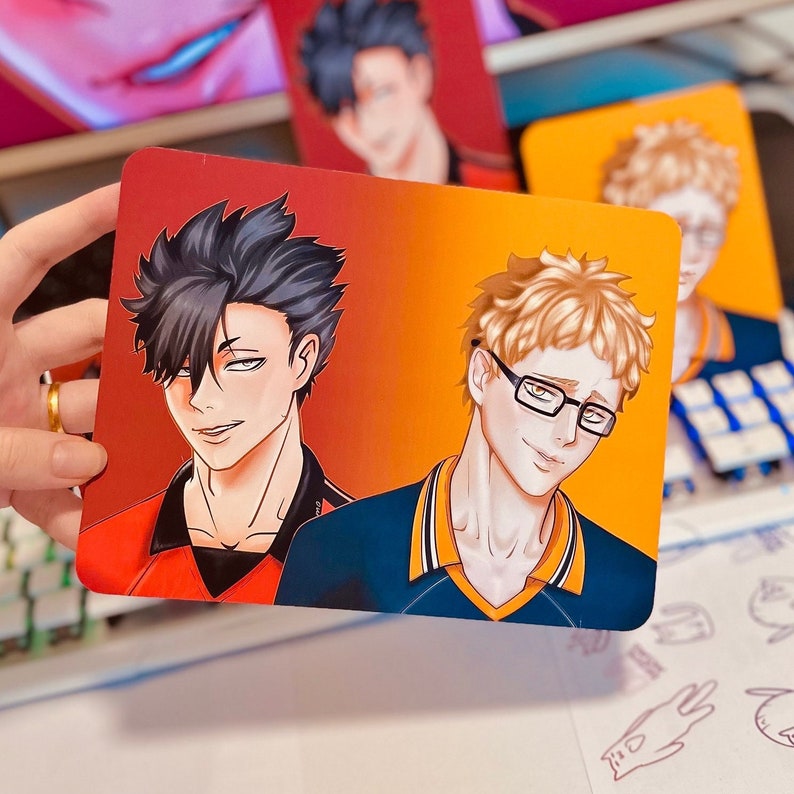 Puede incluir: Impresi&oacute;n art&iacute;stica rectangular con dos personajes masculinos de estilo anime sobre un fondo degradado de rojo a naranja. Uno tiene cabello negro y una parte superior roja. El otro tiene cabello rubio, gafas y una parte superior azul.