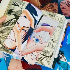 Puede incluir: Dos personajes de anime, uno con cabello negro y otro con cabello blanco, están haciendo una forma de corazón con sus manos. Los personajes sonríen y tienen ojos azules. El fondo es una página de manga con texto japonés.