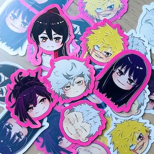 Pode incluir: Uma coleção de adesivos recortados apresentando várias cabeças de personagens em estilo anime com bordas rosa vibrantes. Os designs incluem personagens com cabelos pretos, brancos e amarelos, cada um exibindo expressões faciais distintas.