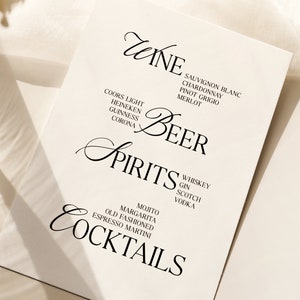Może przedstawiać: Biała karta z czarnym tekstem, na której wymieniono różne rodzaje napojów alkoholowych, w tym wino, piwo, alkohole i koktajle.
