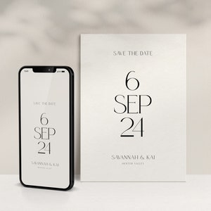 Puede incluir: Un smartphone y una tarjeta muestran un anuncio de boda minimalista. El texto "SAVE THE DATE" est&aacute; encima de la fecha "6 SEP 24". Los nombres "SAVANNAH & KAI" y "HUNTER VALLEY" est&aacute;n debajo. El dise&ntilde;o es negro sobre fondo crema.