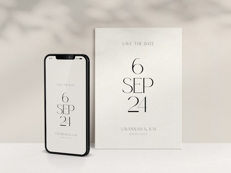 Puede incluir: Un smartphone y una tarjeta muestran un anuncio de boda minimalista. El texto "SAVE THE DATE" est&aacute; encima de la fecha "6 SEP 24". Los nombres "SAVANNAH & KAI" y "HUNTER VALLEY" est&aacute;n debajo. El dise&ntilde;o es negro sobre fondo crema.