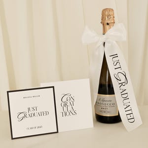 Ensemble de cartes et rubans de bouteille de vin gradués | Idée cadeau de remise des diplômes ruban de satin + carte de félicitations fête de remise des diplômes prête à offrir
