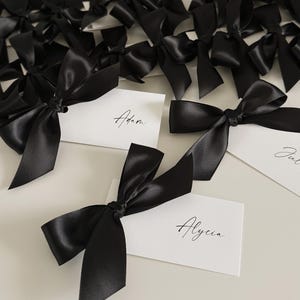 Tarjetas de nombre minimalistas Tarjetas de lugar impresas con cinta de raso Tarjetas de nombre de invitados personalizadas Bodas Papelería de boda Tarjeta de nombre personalizada, NORA
