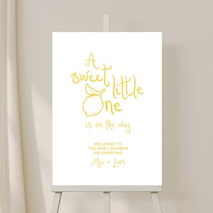 Un dolce piccolo è in arrivo Modello di cartello per baby shower a tema limone neutro Baby Sprinkle Lemon Stampabile Modificabile Download digitale