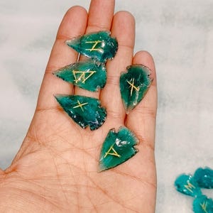 Sea Green Glass Arrowhead Rune Stone, Obsidian Green Arrowhead Rune Stone Set with Velvet Storage Pouch (Set of 25 Elder Futhark Runes).