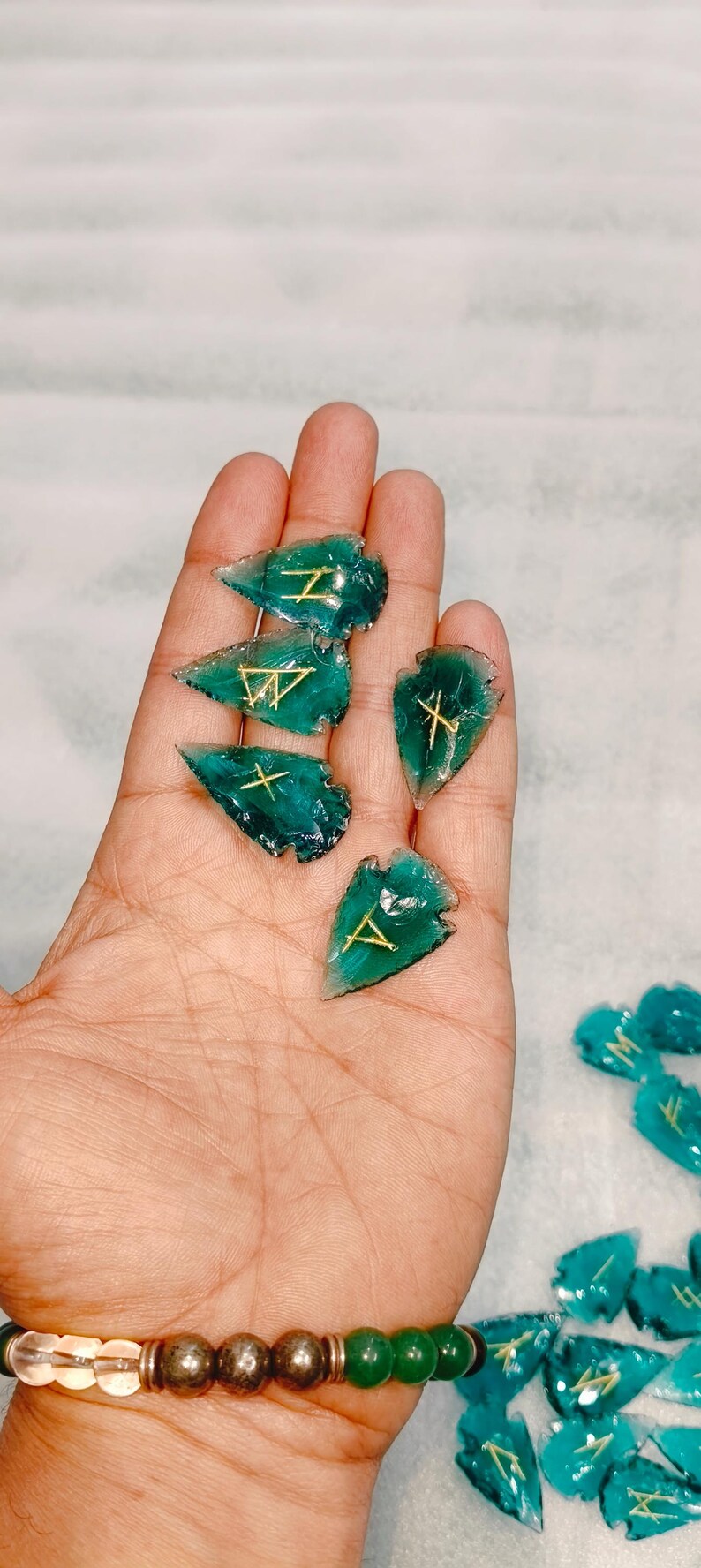 Sea Green Glass Arrowhead Rune Stone, Obsidian Green Arrowhead Rune Stone Set with Velvet Storage Pouch (Set of 25 Elder Futhark Runes).
