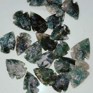 1" Moss Agate Arrowhead, Hand Knapped Crystal Point for Jewellery Making, Mini Green Moss Agate Spearhead, Forest Spirit Altar Stone, Bulk