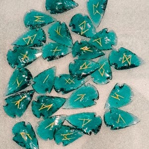 Sea Green Glass Arrowhead Rune Stone, Obsidian Green Arrowhead Rune Stone Set with Velvet Storage Pouch (Set of 25 Elder Futhark Runes).