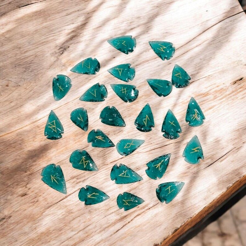 Sea Green Glass Arrowhead Rune Stone, Obsidian Green Arrowhead Rune Stone Set with Velvet Storage Pouch (Set of 25 Elder Futhark Runes).