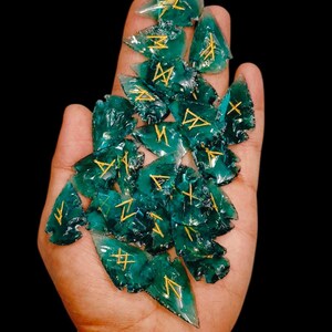 Sea Green Glass Arrowhead Rune Stone, Obsidian Green Arrowhead Rune Stone Set with Velvet Storage Pouch (Set of 25 Elder Futhark Runes).