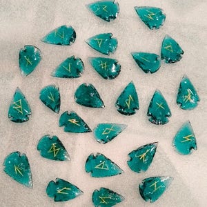 Sea Green Glass Arrowhead Rune Stone, Obsidian Green Arrowhead Rune Stone Set with Velvet Storage Pouch (Set of 25 Elder Futhark Runes).