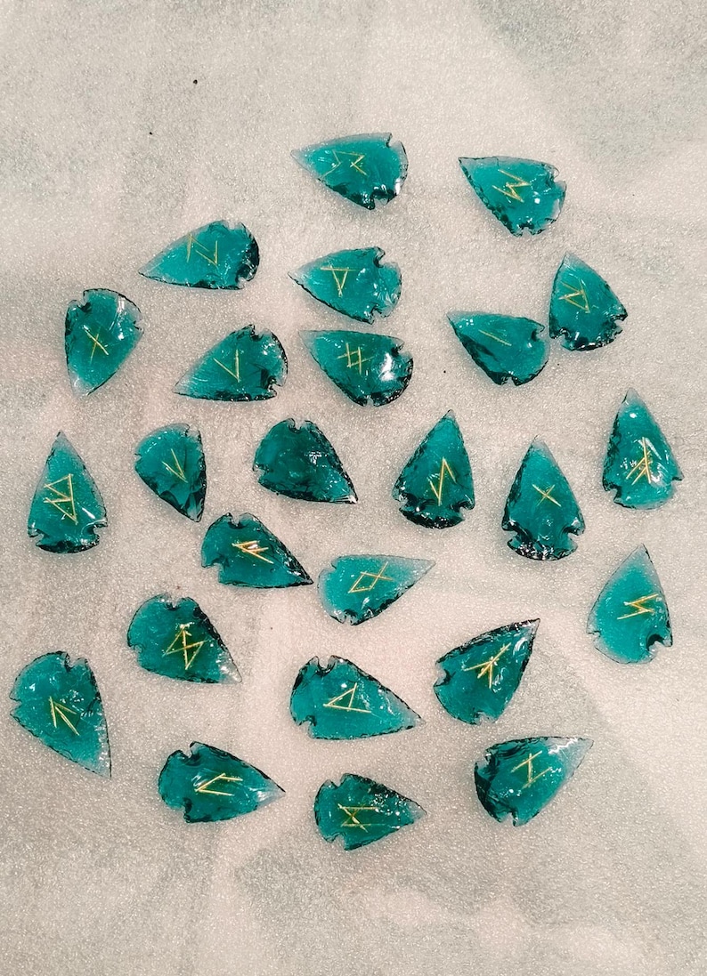 Sea Green Glass Arrowhead Rune Stone, Obsidian Green Arrowhead Rune Stone Set with Velvet Storage Pouch (Set of 25 Elder Futhark Runes).