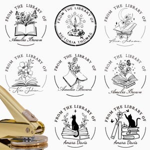 Puede incluir: Una colección de sellos de biblioteca personalizados con diseños florales y de gatos. Cada sello presenta el texto "From the Library of" y un nombre. Un sello de relieve dorado se encuentra en la esquina inferior izquierda.