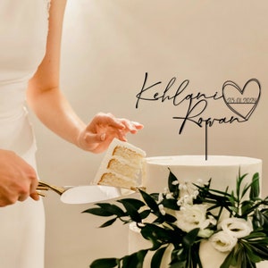 Personalisierter Hochzeitstortenaufsatz mit Herz, personalisierter Tortenaufsatz für Paare mit Schriftzug für Hochzeiten, rustikaler Tortenaufsatz, Jubiläums-Kuchenaufsatz Schwarz