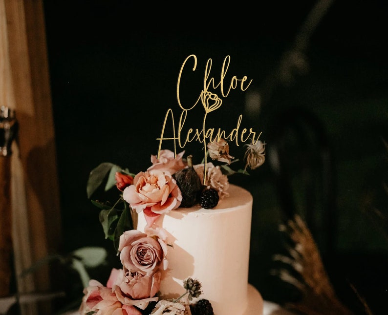 Toppers de pastel personalizados con flores, Topper de pastel de guión de parejas personalizado para bodas, topper de pastel rústico, toppers de pastel de aniversario imagen 3