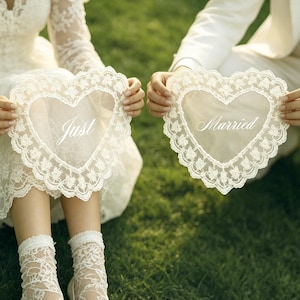 Gepersonaliseerde kanten stoelstrik met 'Just Married'-opdruk | Stoelbanner voor bruid en bruidegroom op maat, boho schuurdecoratie voor bruiloftsstoelen, accessoire voor trouwfoto's afbeelding 7
