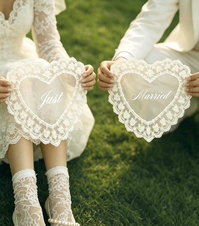 Gepersonaliseerde kanten stoelstrik met 'Just Married'-opdruk | Stoelbanner voor bruid en bruidegroom op maat, boho schuurdecoratie voor bruiloftsstoelen, accessoire voor trouwfoto's afbeelding 7