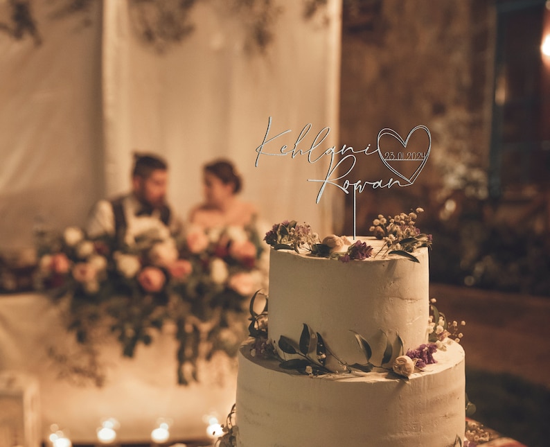 Personalisierter Hochzeitstortenaufsatz mit Herz, personalisierter Tortenaufsatz für Paare mit Schriftzug für Hochzeiten, rustikaler Tortenaufsatz, Jubiläums-Kuchenaufsatz Bild 6