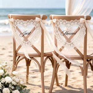 Gepersonaliseerde kanten stoelstrik met 'Just Married'-opdruk | Stoelbanner voor bruid en bruidegroom op maat, boho schuurdecoratie voor bruiloftsstoelen, accessoire voor trouwfoto's afbeelding 14