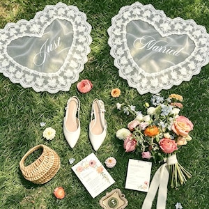 Gepersonaliseerde kanten stoelstrik met 'Just Married'-opdruk | Stoelbanner voor bruid en bruidegroom op maat, boho schuurdecoratie voor bruiloftsstoelen, accessoire voor trouwfoto's afbeelding 8
