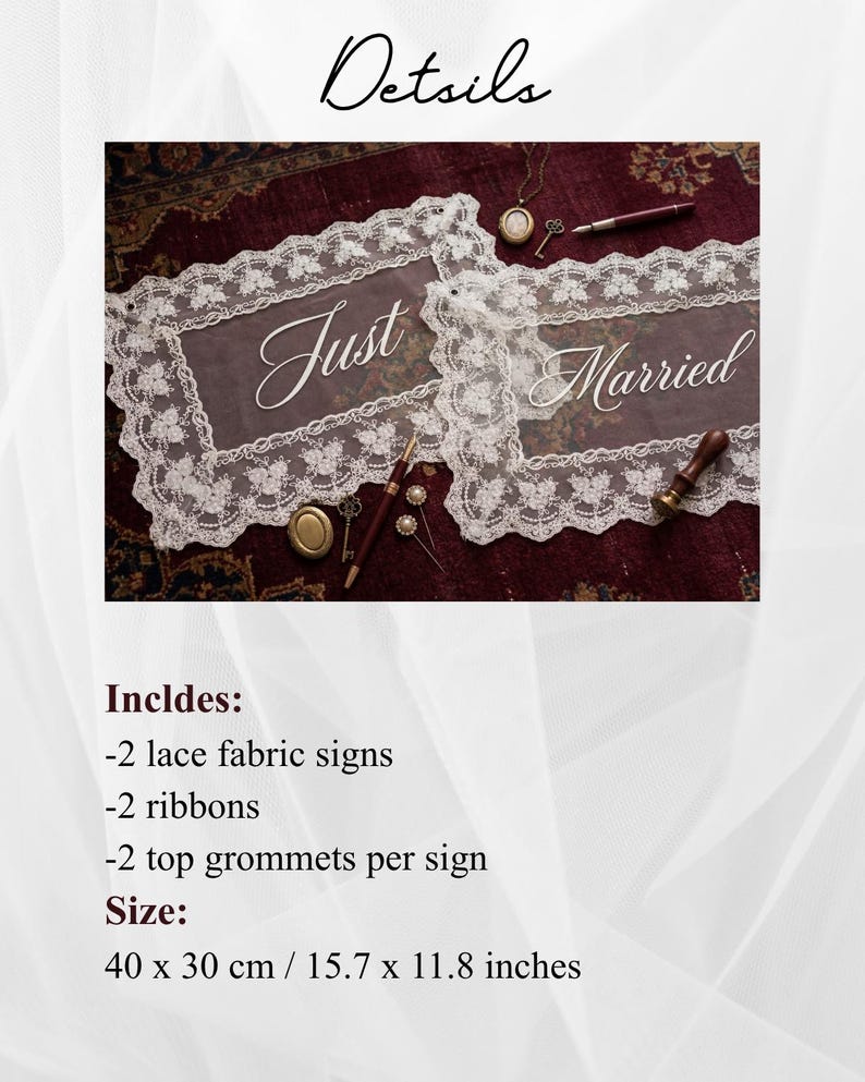 Op de afbeelding: Twee witte kanten stoffen borden met de woorden "Just Married" in sierlijk schrift. Elk bord is 40 x 30 cm groot en bevat linten en grommets. Ze worden gepresenteerd op een bordeauxrode ondergrond.
