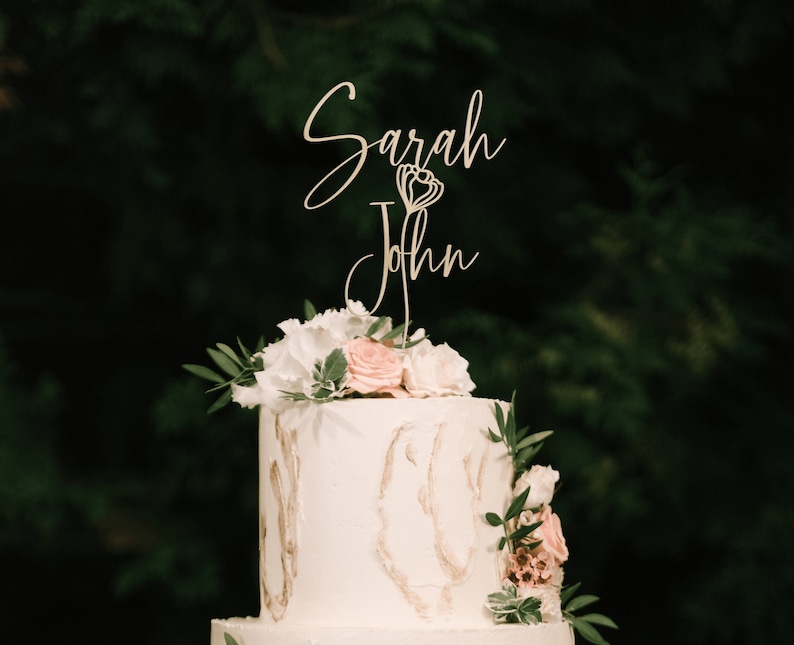 Toppers de pastel personalizados con flores, Topper de pastel de guión de parejas personalizado para bodas, topper de pastel rústico, toppers de pastel de aniversario imagen 1