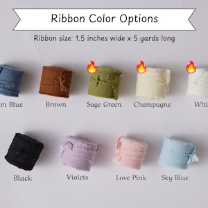 Op de afbeelding: Een selectie van lintkleuropties, elk opgerold en weergegeven. De afbeelding bevat Denim Blue, Brown, Sage Green, Champagne, White, Black, Violets, Love Pink en Sky Blue. Het lint is 3,8 cm breed en 4,6 meter lang.