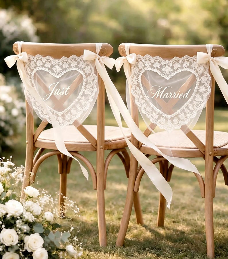 Gepersonaliseerde kanten stoelstrik met 'Just Married'-opdruk | Stoelbanner voor bruid en bruidegroom op maat, boho schuurdecoratie voor bruiloftsstoelen, accessoire voor trouwfoto's afbeelding 17