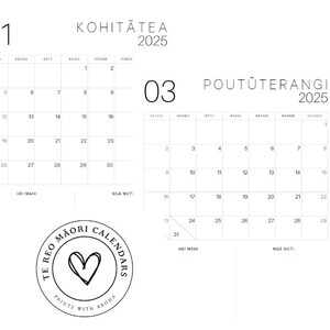以下が含まれることがあります： 1月と3月を表示する、白黒のミニマリスト2025年カレンダー。カレンダーには、「Te Reo Māori Calendars」と「Prints with Aroha」の文字が、ハートのデザインの円形ロゴで表示されています。