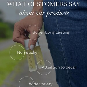 K&ouml;nnte beinhalten: Zwei kleine Glasflaschen mit goldenen Kappen und Etiketten mit der Aufschrift "Oil Perfume Shop" und "Simply Magical". Die Flaschen werden in einer Hand gehalten, wobei der Text "Super Long Lasting", "Nicht klebrig", "Liebe zum Detail" und "Gro&szlig;e Auswahl" um sie herum ist.