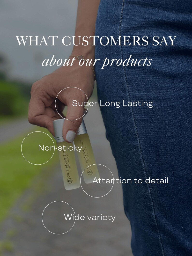 K&ouml;nnte beinhalten: Zwei kleine Glasflaschen mit goldenen Kappen und Etiketten mit der Aufschrift "Oil Perfume Shop" und "Simply Magical". Die Flaschen werden in einer Hand gehalten, wobei der Text "Super Long Lasting", "Nicht klebrig", "Liebe zum Detail" und "Gro&szlig;e Auswahl" um sie herum ist.