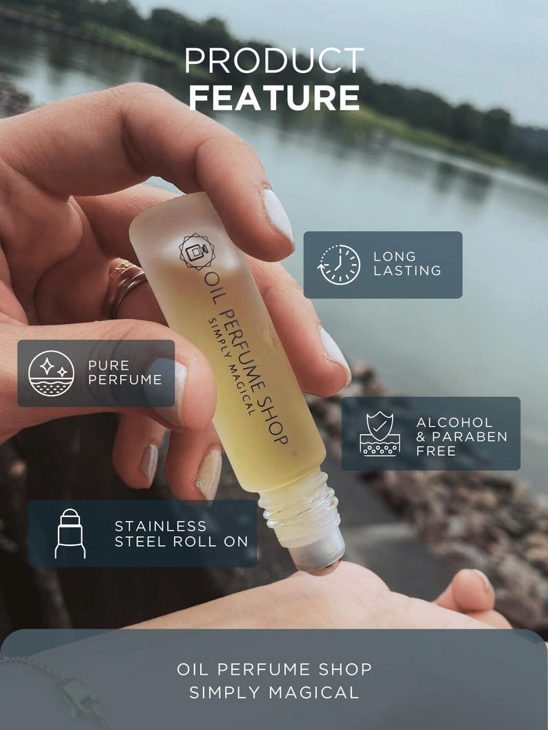 K&ouml;nnte beinhalten: Nahaufnahme einer Hand, die eine kleine Glasflasche mit einem Roll-on-Applikator h&auml;lt. Die Flasche ist mit "Oil Perfume Shop Simply Magical" beschriftet. Die Flasche ist von Symbolen umgeben, die die Eigenschaften des Produkts hervorheben, darunter "Reines Parfum", "Lang anhaltend", "Roll-on aus Edelstahl" und "Alkohol- und parabenfrei".