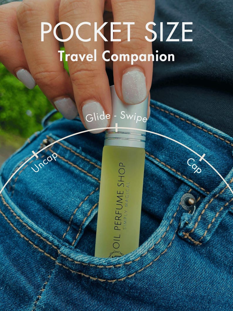 K&ouml;nnte beinhalten: Eine kleine, durchsichtige Glasflasche mit einem silbernen Verschluss und einem gr&uuml;nen Etikett mit der Aufschrift "OIL PERFUME SHOP SIMPLY MAGICAL". Die Flasche befindet sich in einer blauen Jeans-Tasche. Der Text "POCKET SIZE Travel Companion" befindet sich &uuml;ber der Flasche. Die W&ouml;rter "Uncap" und "Cap" befinden sich auf beiden Seiten der Flasche.